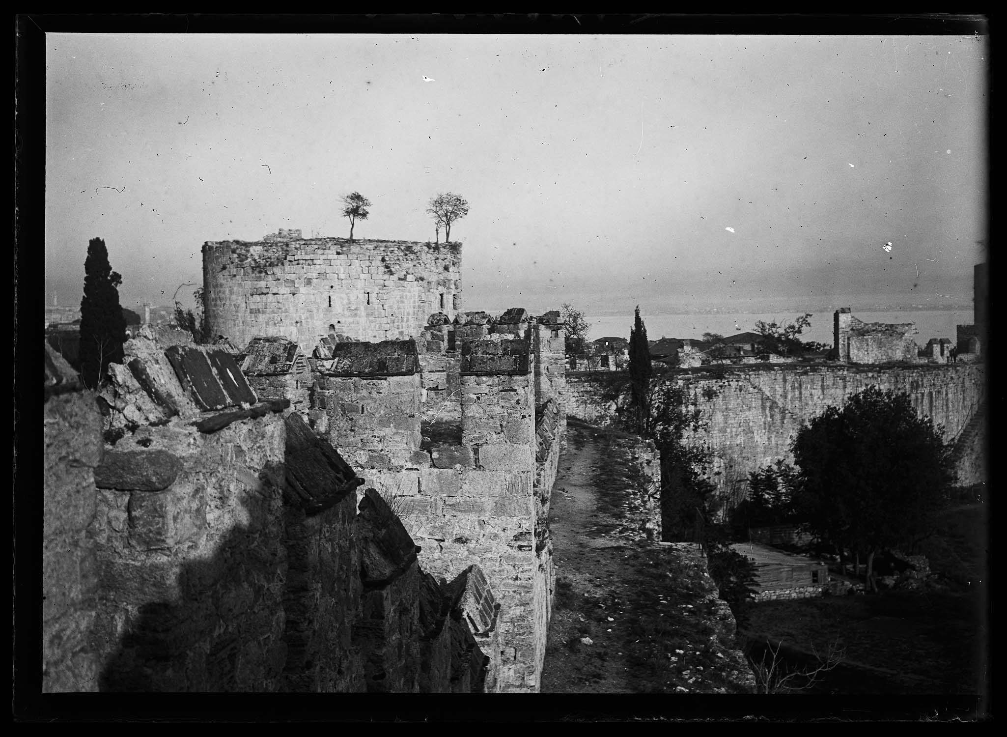 Tours et courtines vues depuis un chemin de ronde